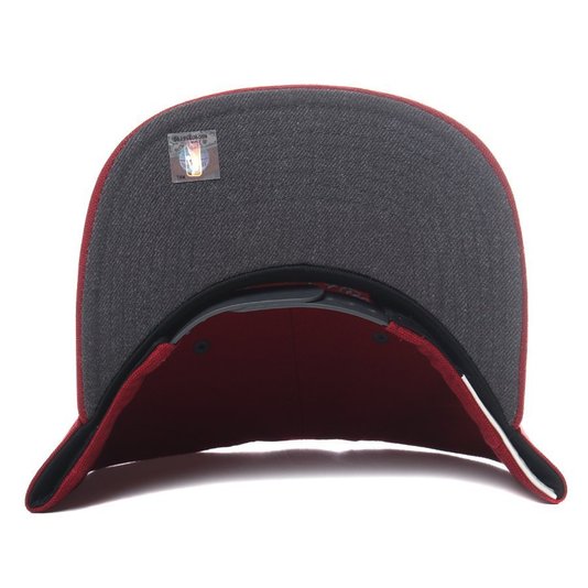 Boné Mitchell & Ness Cleveland Cavalers Vermelho/Cinza