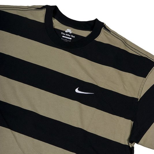 Camiseta Nike Sb Strip Listra Preto/Cáqui