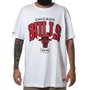Camiseta Mitchell & Ness Team Arch Bulls Branco